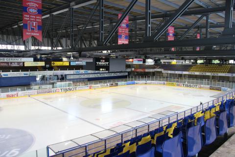 Intérieur de la patinoire des Mélèzes